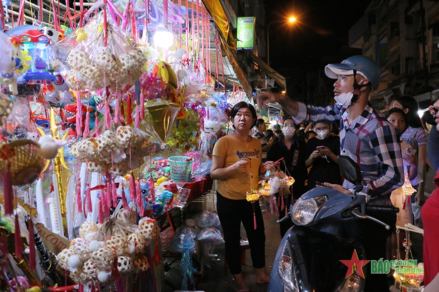 TP Hồ Chí Minh: Phố lồng đèn rực rỡ sắc màu đón Trung thu